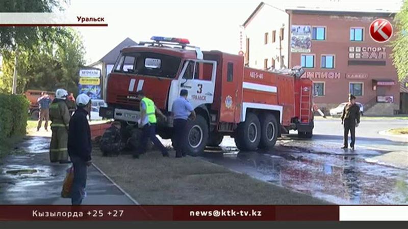 В Уральске перевернулась пожарная машина