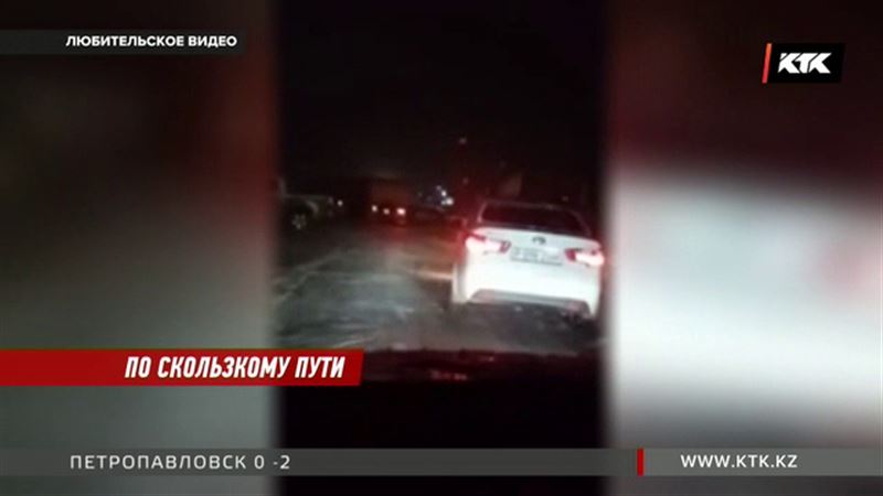 В Костанае в кювете оказались несколько грузовиков с прицепами