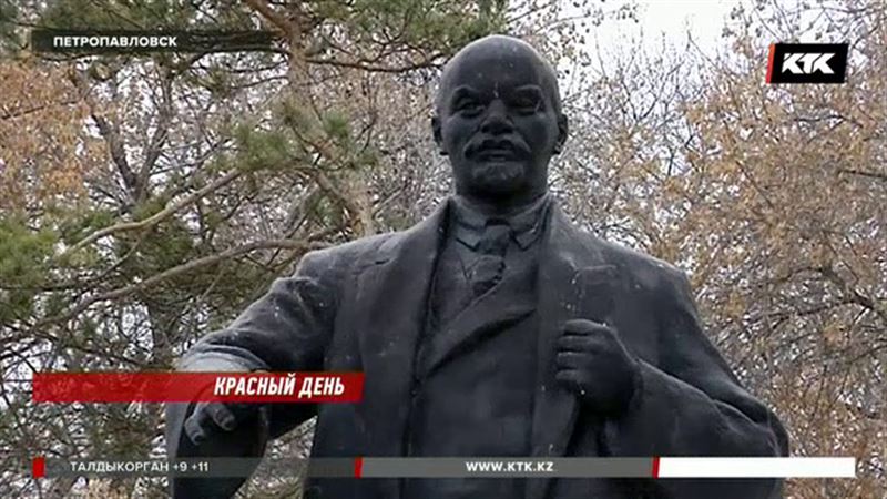 Казахстанцы отмечают 100-летие революции возле памятников Ленину