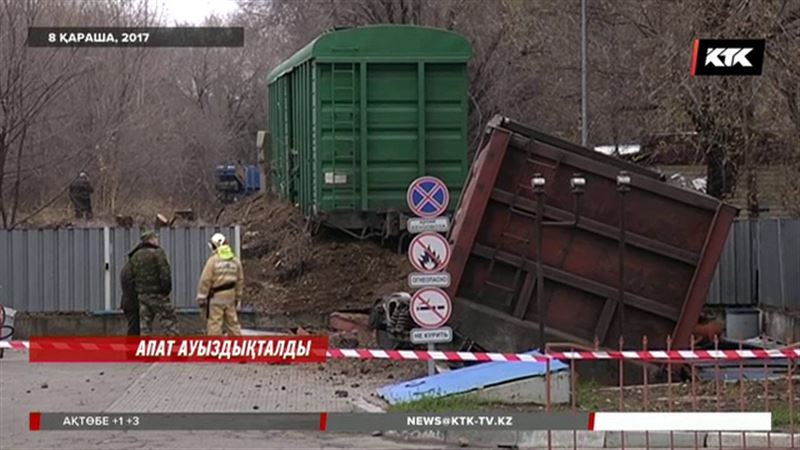 Алматыда жанармай бекетіндегі қойманың үстіне құлаған жүк вагонын арнайы техниканың күшімен әрең дегенде алып кетті