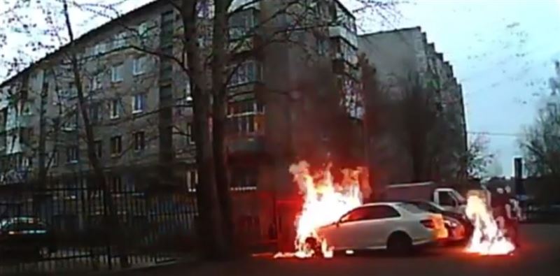 ВИДЕО: поджигая чужой автомобиль, хулиган загорелся сам