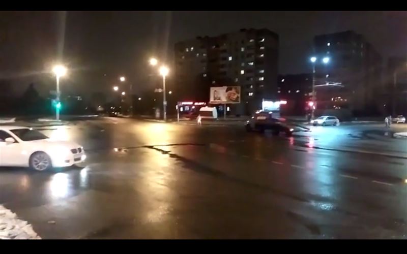 ВИДЕО (18+): голый мужчина бросался под колеса автомобилей