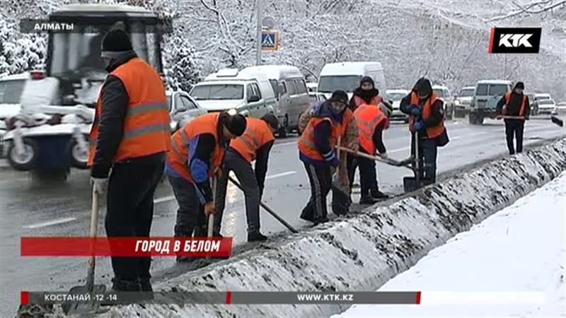 Если ваша машина мешает убирать снег, алматинские коммунальщики ее увезут