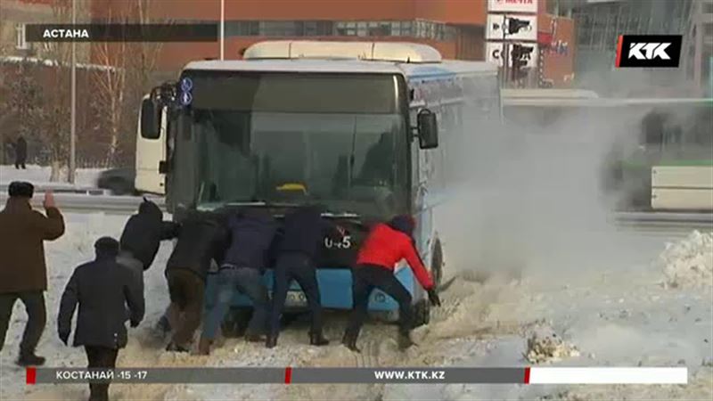 В Астане едва не перевернулся автобус