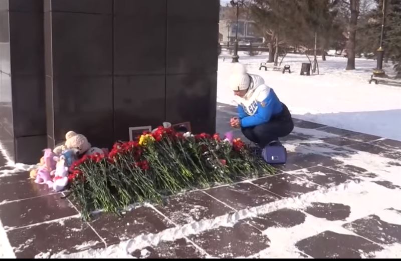 В память о погибших в авиакатастрофе жители Орска приносят цветы к мемориалам