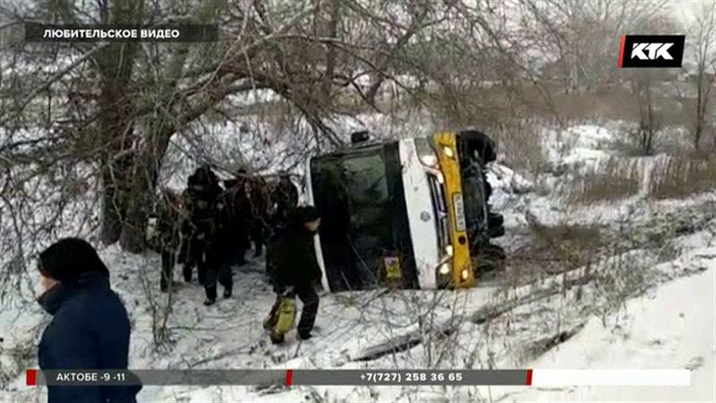 В Семее опрокинулся пассажирский автобус