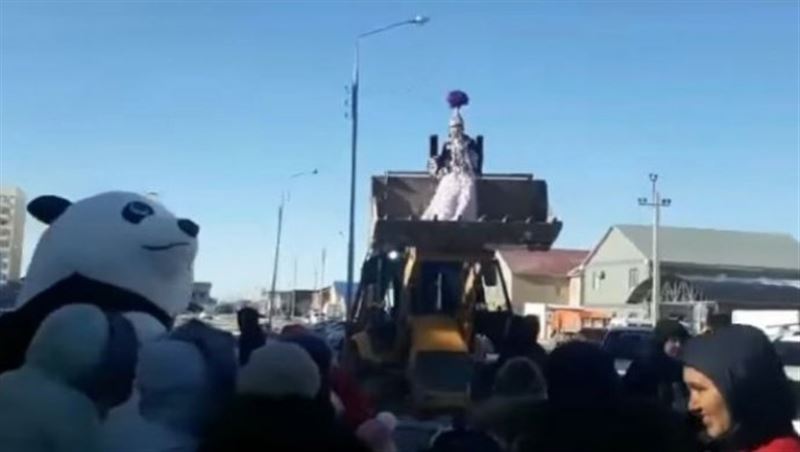 ВИДЕО: Перзентханадан әйелін ерекше шығарып алған күйеуі барлығын таңғалдырды