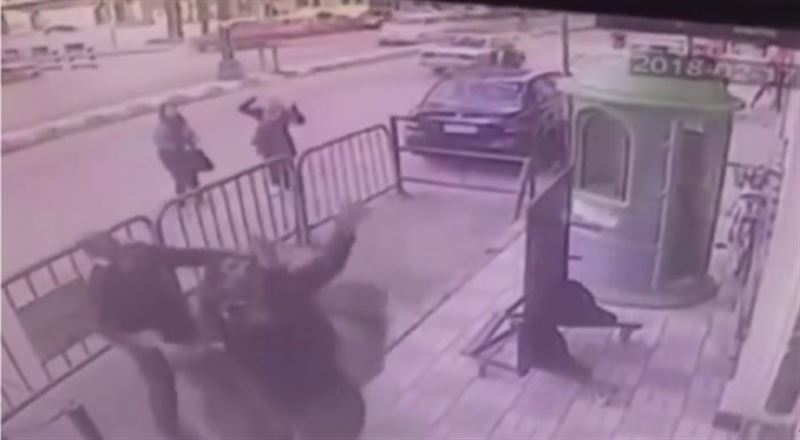 ВИДЕО: Балконнан құлап келе жатқан баланы полицей қағып алды