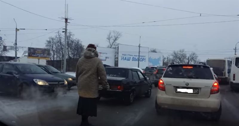 ВИДЕО: Кептелістен баласына жол ашып берген ана 