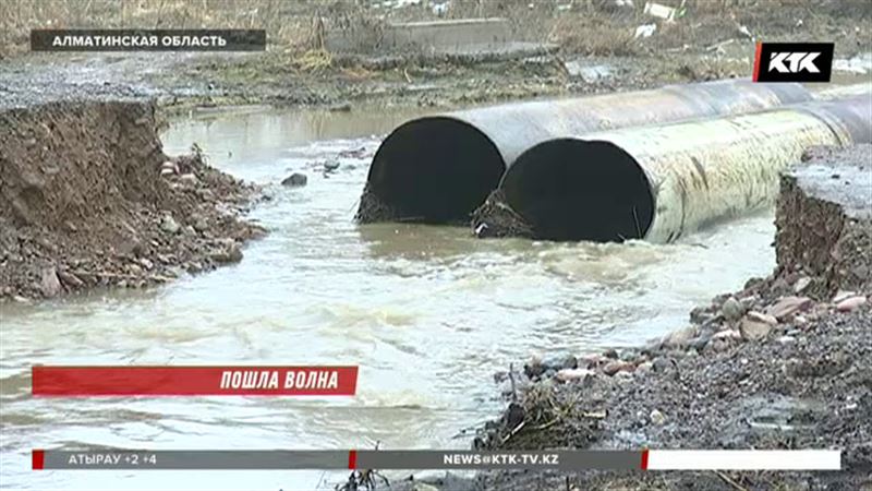 В Алматинской области жители за свой счет сооружают дамбы