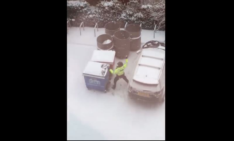 В Лондоне сняли на видео полицейских, которые играли в снежки