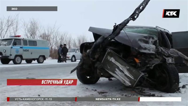  Под Уральском авто лоб в лоб столкнулось с пассажирским микроавтобусом