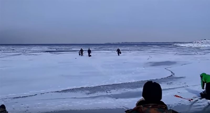 Рыбаки спасались бегством от волны, ломающей лед под их ногами