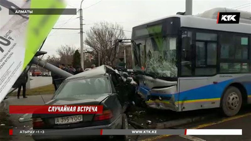  В Алматы пассажирский автобус протаранил иномарку