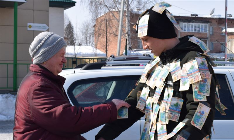 ФОТО: ШҚО-да жас жігіт киіміне ақша жапсырып шығып, елге таратты 