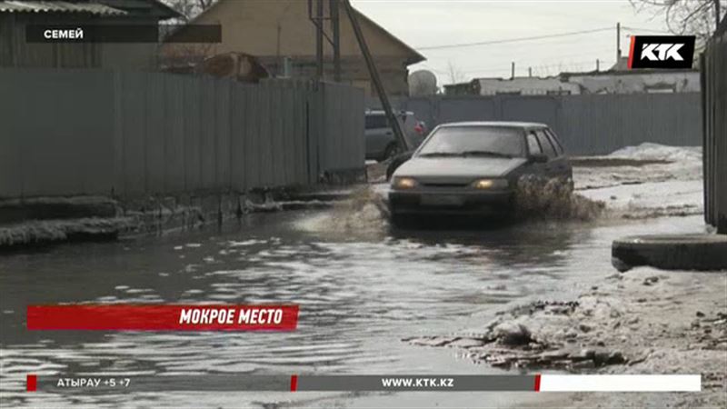 Семейчане обкладывают дома мешками с песком