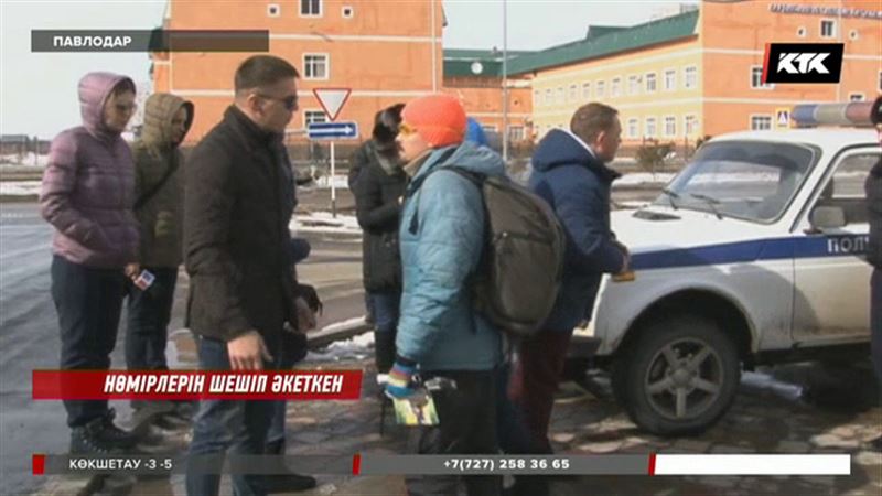 Павлодарда жергілікті блогер мен полицейлерге өкпелеген тұрғындар шу шығарды