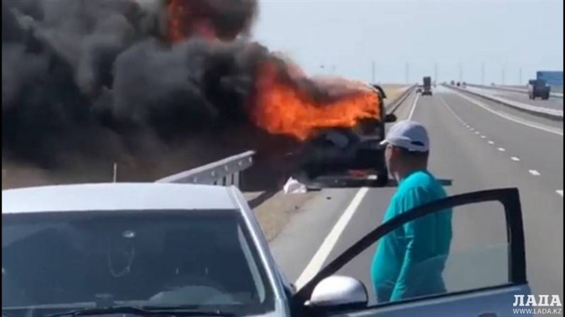 ВИДЕО: Ақтауда автобус жанып кетті