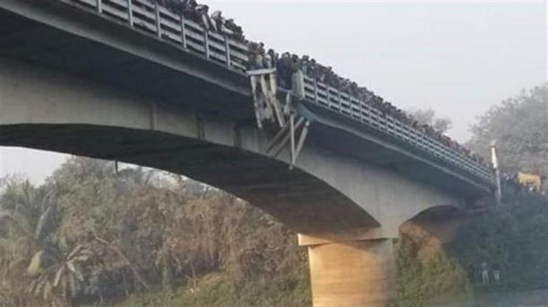 Тойға бара жатқан көлік көпірден құлап кетті, қаза тапқандар бар