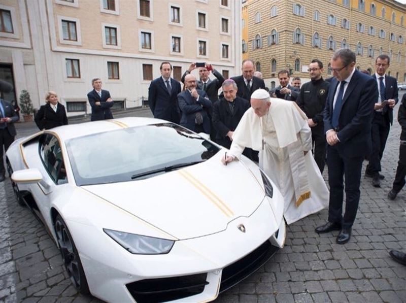 Папа Римский решил продать свой Lamborgini Huracan