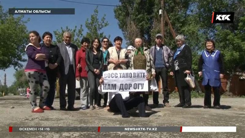 Талдықорғанда жөндеуге көңілі толмаған жұрт жолды жауып тастады