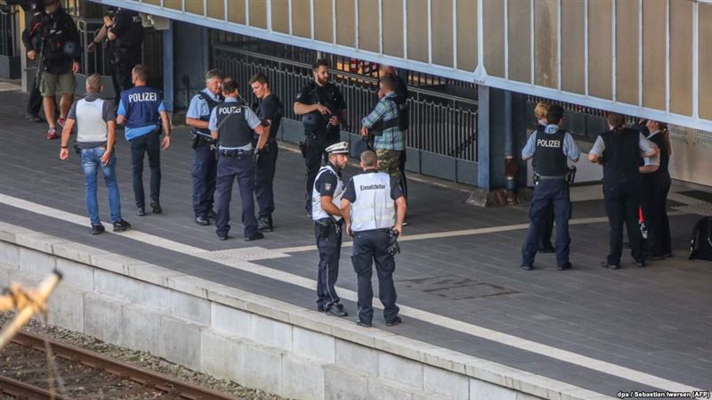 Полиция Германии ликвидировала дебошира с ножом в поезде