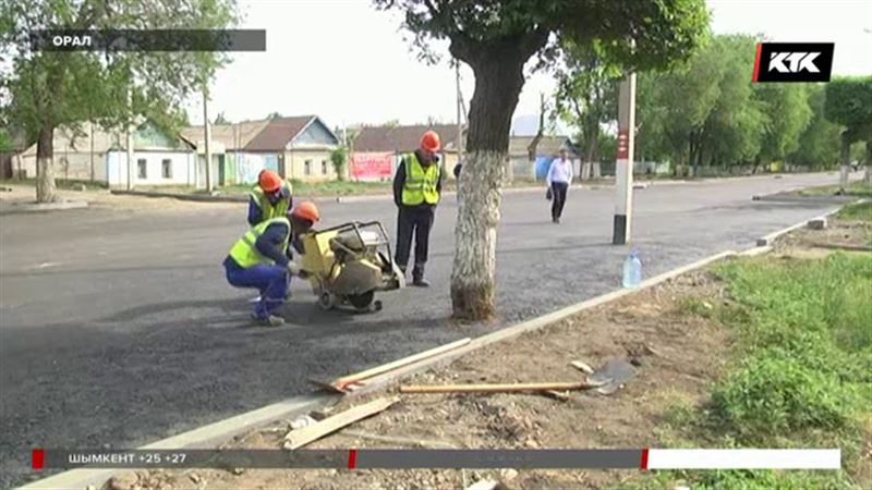 Оралда жол жөндеп жүрген жұмысшылар жасыл желекті түбіне дейін асфальттап тастаған