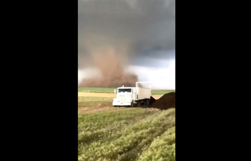 ВИДЕО: Фермера в грузовике окружили три торнадо