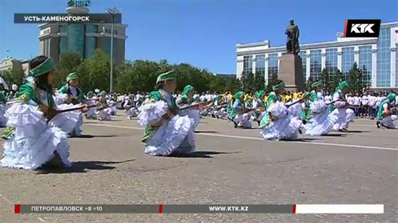 Юные музыканты, певцы и танцоры прошлись под музыку в Усть-Каменогорске