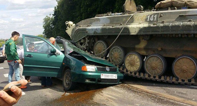 ВИДЕО: Әскери танк жеңіл көлікті басып кетті