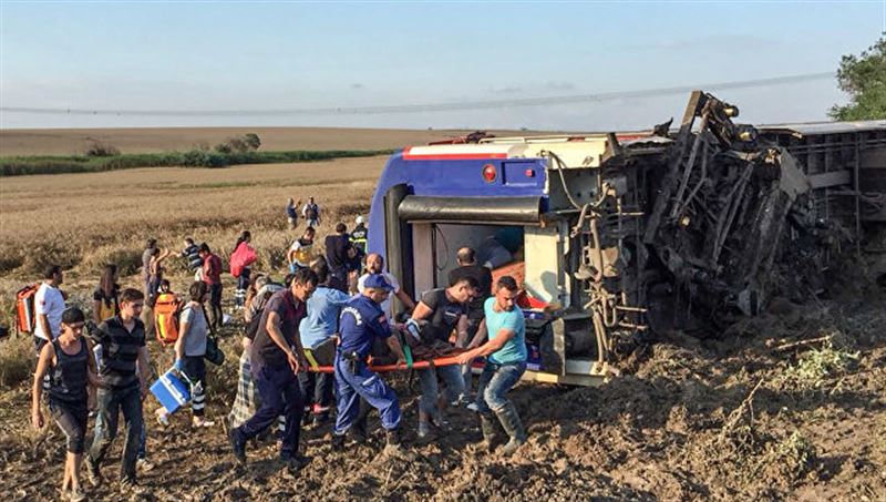 В Турции при сходе поезда с рельсов погибли десять человек