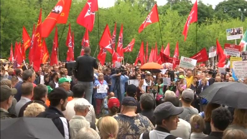 ВИДЕО: Мәскеуде зейнет жасын көтеруге қарсы наразылық шаралары өтті