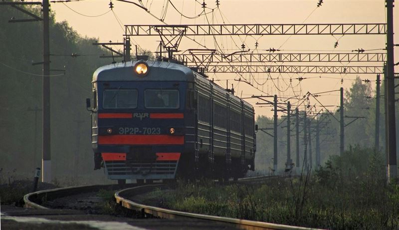 Полицейский в последнюю секунду спас мужчину от поезда