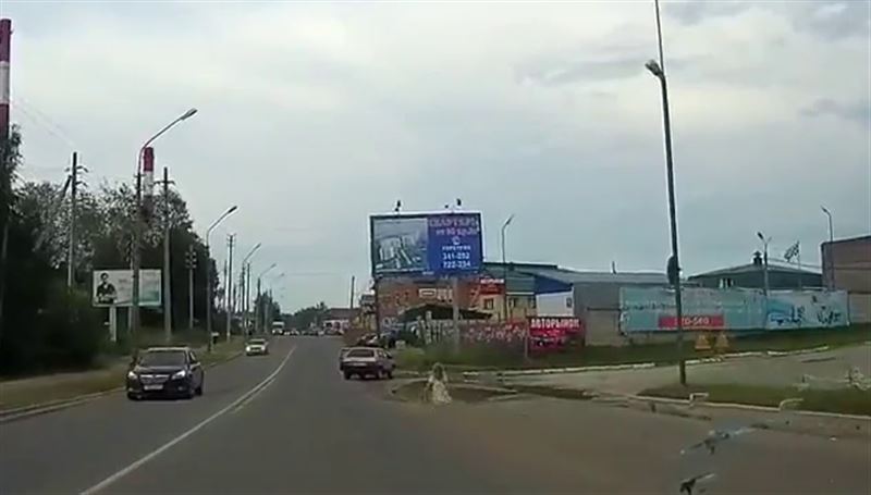 ВИДЕО: Жүріп бара жатқан көліктің артқы есігінен бес жасар қыз ұшып түсті