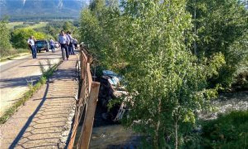 ВИДЕО: ШҚО-да жолаушылар автобусы көпірден құлап кетті